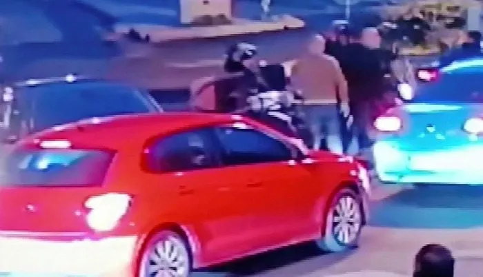 besiktasta-trafik-kavgasi-taksiciye-silah-cekti-basina-dogrulttu-1701766884562.jpeg Beşiktaş'ta trafik kavgası: Taksiciye silah çekti başına doğrulttu-2