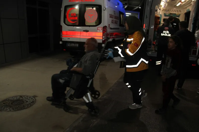 Konya'da işçileri taşıyan minibüs devrildi (İHA)