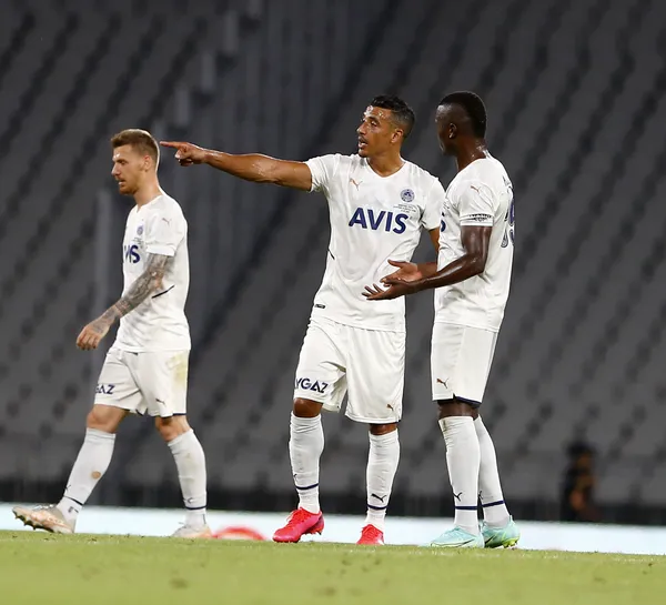 jorge-jesus-fenerbahcenin-kiralik-olarak-gonderdigi-samattayi-kampta-izlemek-istiyor-1654344792225.jpg Jorge Jesus, Fenerbahçe'nin kiralık olarak gönderdiği Samatta'yı kampta izlemek istiyor!-2