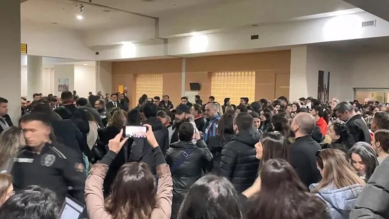 artal'daki Anadolu Adliyesi 2. Çocuk Ağır Ceza Mahkemesi'ndeki duruşmaya yoğun bir katılım olduğu görüldü. (DHA)