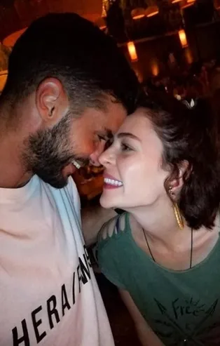 Berk Oktay koronavirüsü atlattı peki sevgilisi Yıldız Çağrı Atiksoy'un sağlık durumu nasıl? "Benim kurbanım oldu"