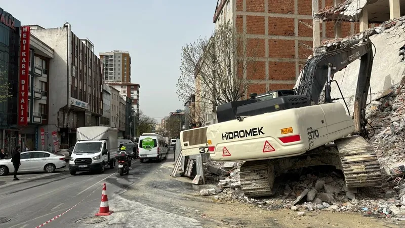 esenlerde-kontrollu-yikim-esnasinda-bina-coktu-o-anlar-kamerada-1711977051554.jpg Esenler'de kontrollü yıkım esnasında 4 katlı bina çöktü! Korku dolu anlar kamerada!-6