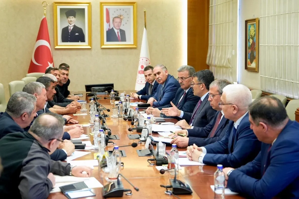ankarada-maden-zirvesi-1777385750993.jpeg Ankara’da kritik maden zirvesinden uzlaşı çıktı! Eylemler sona erdi-2