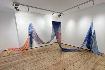 Doğanın hafızasıyla yüzleşme: Londra’da Eğilmeyen Şey, Kırılır sergisi sanatseverleri bekliyor