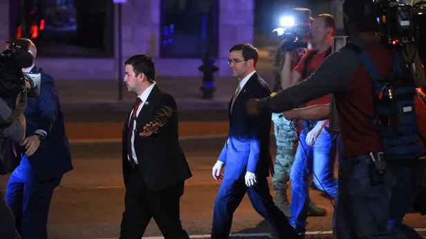 ABD'de George Floyd protestoları devam ediyor! Genelkurmay Başkanı sokağa indi!-3