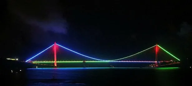 İstanbul Azerbaycan bayrağının renklerine büründü