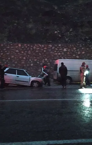 Adıyaman'da otomobille minibüs kafa kafaya çarpıştı