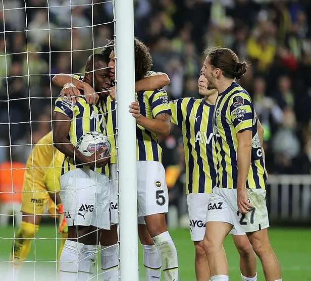 fenerbahce-zorlu-sivasspor-macinda-10-kisi-kalmasina-ragmen-3-puani-almayi-basardi-1667848423160.jpeg