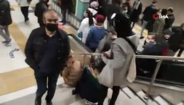İstanbul'da toplu taşımada sosyal mesafe yine unutuldu! Metro seferleri aksadı vatandaş İBB yetkililerine tepki gösterdi