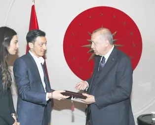 Arsenalde forma giyen Mesut Özilin Başkan Erdoğan’ı düğününe davet etmesi üzerine Almanlar yine saldırıya geçti