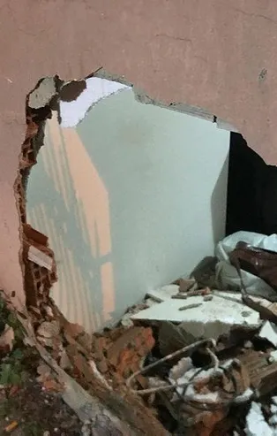 Şişli'de otomobil evin salonuna daldı!