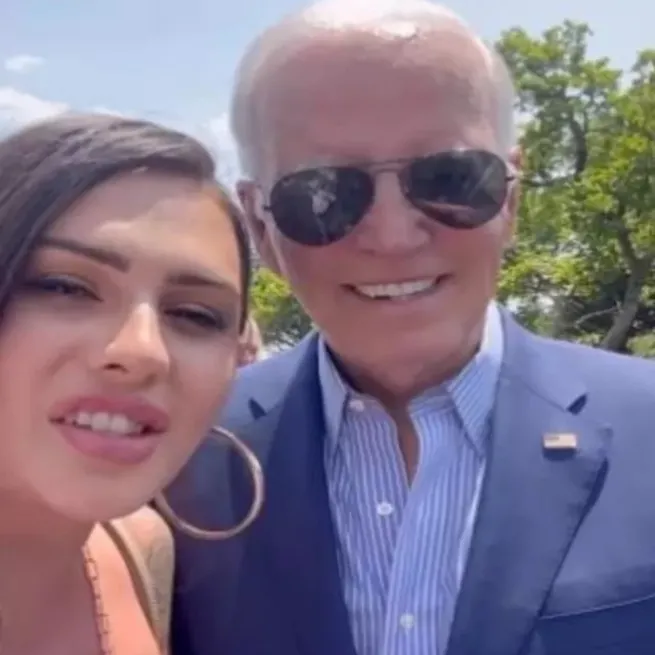 Beyaz Sarayda LGBT skandalı! Sapkınlığa çanak tutan Bidenın onur partisinde transseksüel model Rose Montoya üstünü çıkarttı!