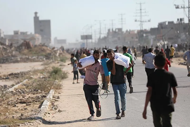 Filistinliler 2. gününde de Gazze'deki yardım dağıtım noktasına akın etti. (AA)