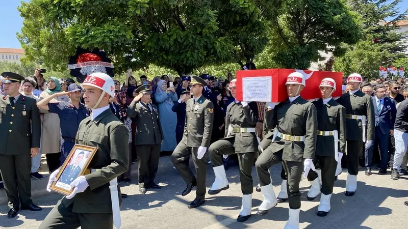 Kırşehir’de şehit astsubay çavuş için tören: Son yolculuğuna uğurlandı | Kalp krizi geçiren şehidin annesi sedye ile getirildi-5