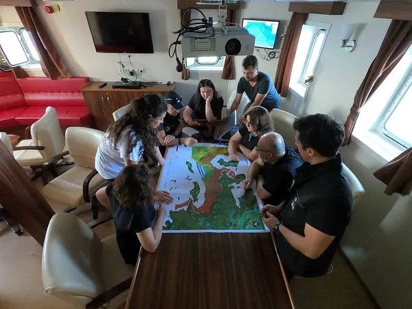 deprem-arastirmasinda-ilk-seferini-tamamlayan-tubitak-marmara-arastirma-gemisi-izmirde-on-bilgilerin-tumu-elde-edildi-1623601767375.jpg Deprem araştırmasında ilk seferini tamamlayan TÜBİTAK Marmara Araştırma Gemisi, İzmir'de: Ön bilgilerin tümü elde edildi-4