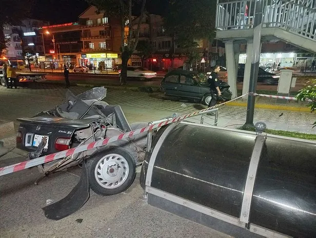 kocaelinde-ust-gecidin-demirine-carpan-otomobil-ikiye-bolundu-surucu-agir-yarali-1684030553139.jpeg Kocaelin'de üst geçidin demirine çarpan otomobil ikiye bölündü! Sürücü ağır yaralı-3