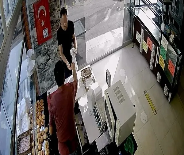 yere-dusurulen-cuzdani-kendi-cuzdaniymis-gibi-aldi-parayi-istemiyorum-cuzdani-geri-birakirsa-sikayetimden-vazgecerim-1632135159237.jpg Yere düşürülen cüzdanı, kendi cüzdanıymış gibi aldı: Parayı istemiyorum, cüzdanı geri bırakırsa şikayetimden vazgeçerim-2