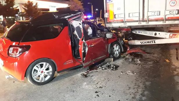 Pendik'te feci kaza! Otomobil park halindeki TIR'a çarptı: 1 ölü, 2 yaralı-2