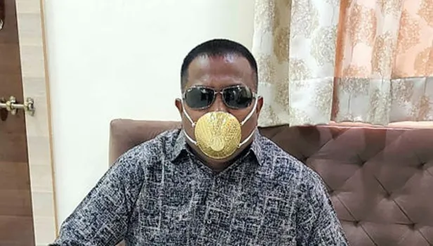 Hindistan'da koronavirüse karşı altın maske yaptırdı!