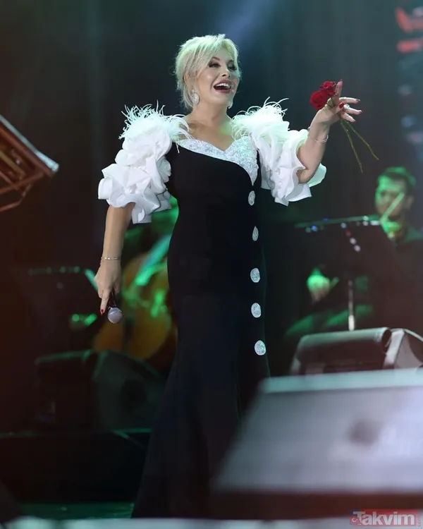 Sanatçı, "Benim her zaman heyecanım var. Bakın ellerim titriyor. Bide soğuk üstüne terliyor. Hep ilk defa çıkıyormuşum gibi heyecanlanıyorum." dedi.