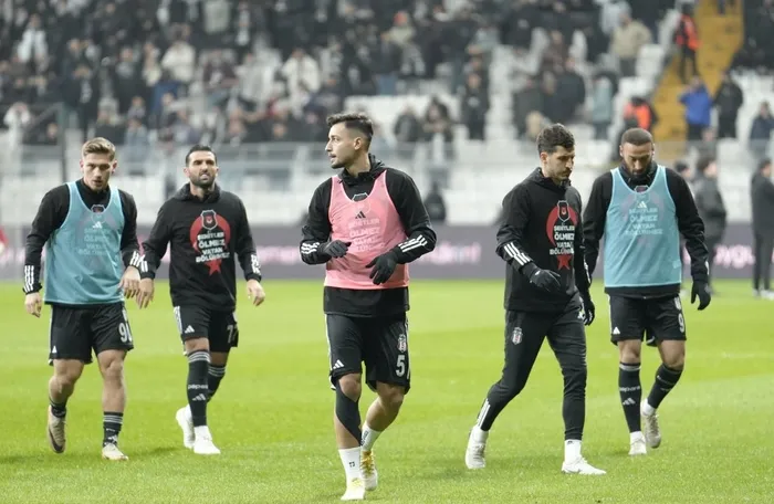1705162257412.jpeg Beşiktaş - Fatih Karagümrük maçında şehitlerimiz unutulmadı | Seremonide "Milletimizin başı sağ olsun" pankartı-2