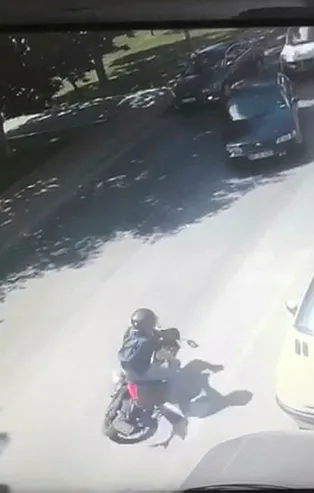 Kontrolünü kaybeden motor sürücüsü yerde metrelerce sürüklendi