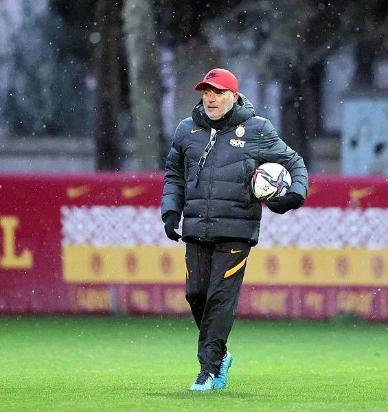 Galatasaray’ın yeni teknik direktörü Domenec Torrent ilk sınavına çıkıyor! Babel’in son antrenmanda sakatlanması planları bozdu-4