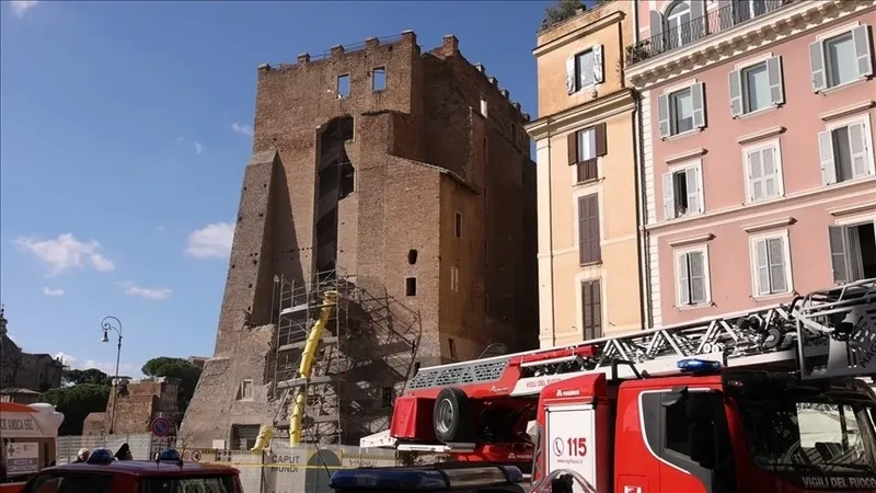 İtalya'da çöken Torri dei Conti kulesi. (AA)