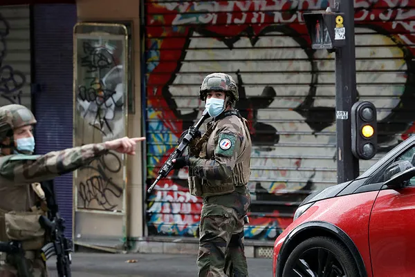 Son dakika: Charlie Hebdo’nun eski binasının bulunduğu bölgede bıçaklı saldırı: 4 yaralı-4