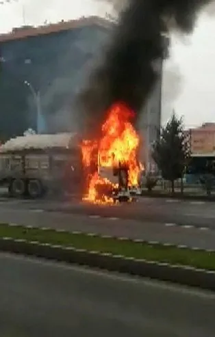 Malatya'da seyir halindeki şeker pancarı yüklü kamyon alev alev yandı