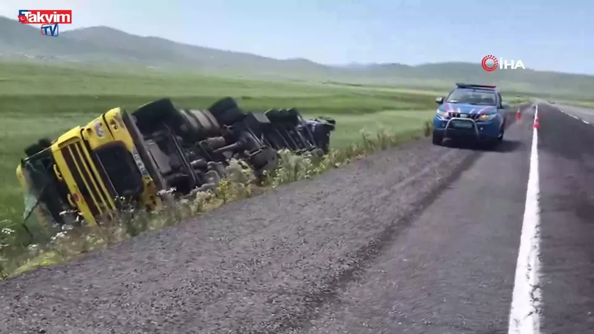 Ardahan’da TIR şarampole devrildi: 1 yaralı