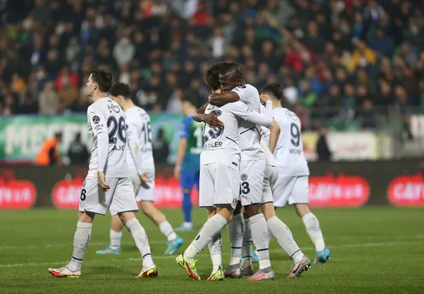 super-ligin-en-erken-sampiyonu-unvani-fenerbahcede-kaldi-1650705654352.jpg 'Süper Lig'in en erken şampiyonu' unvanı Fenerbahçe'de kaldı-3