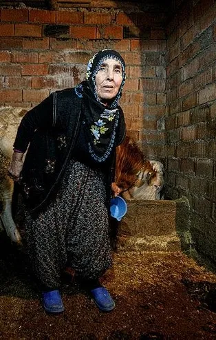 'Robin Hood' olarak anılan hayırsever iş insanı bu kez depremin vurduğu Elazığ'da!