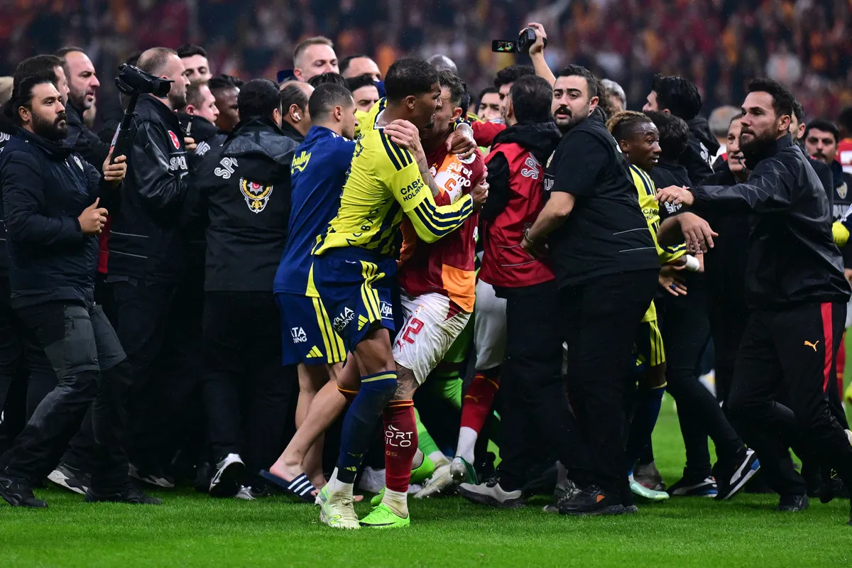 galatasaray-fenerbahce-derbisi-dunya-basininda-osimhen-ve-saha-olaylari-mansetlerde-1793085717813.jpg Avrupa derbiyi konuşuyor: "Öfke patlaması" İşte atılan manşetler-2