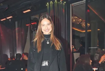 Jessica May Brezilya yolcusu! 30. yaş gününü dostları ile birlikte kutlayan güzel oyuncu doğum günü hediyelerinden bahsederken bakın ne yaptı