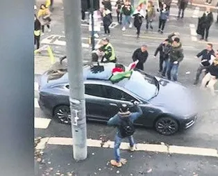 Alçaklar! PKK yandaşları, içinde bebek olan Türk ailenin aracına saldırdı