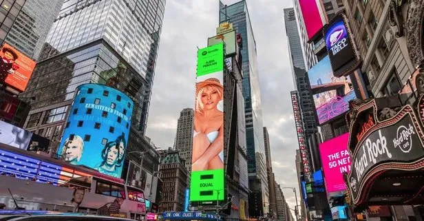 Süperstar Ajda Pekkan New York Times Meydanı’nda ekranları süsledi