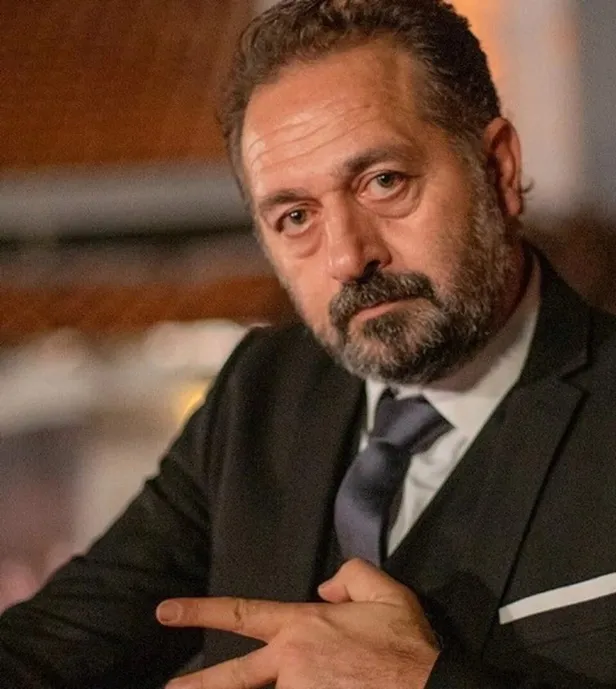 yali-capkininin-yeni-kadrosu-belli-oldu-2-yeni-oyuncu-geldi-pelo-ve-tarika-gule-gule-4-oyuncunun-cenazesi-kalk-1694169348020.jpeg 3 oyuncu geldi yeni kadro da belli oldu! Yalı Çapkını'nda düğün var! Ferit ve Seyran evleniyor! 'Pelo ve Tarık'a güle güle'-4