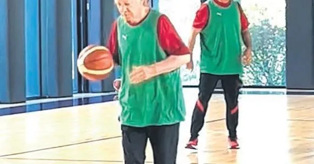 Başkan Recep Tayyip Erdoğan basketbol maçı için parkeye indi: Masada, sahada, sporda mücadeleye devam!