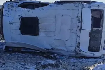 Öğretmenleri taşıyan servis kaza yaptı