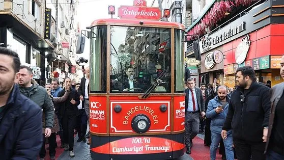 ▶️ Cumhur İttifakı’nın İBB Başkan Adayı Murat Kurum esnaf ziyareti sırasında tramvay sürdü!