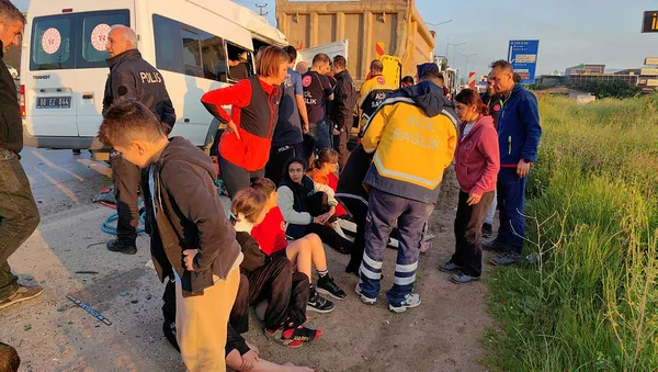 Son dakika: Bursa'da sporcuları taşıyan minibüs kamyona çarptı: 1 ölü 16 yaralı!-3