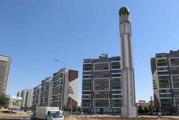 sosyal-medyada-gundem-olan-karpuz-maketi-diyarbakirda-yerine-yerlestirildi-1624356578148.jpg Sosyal medyada gündem olan karpuz maketi Diyarbakır'da yerine yerleştirildi-5