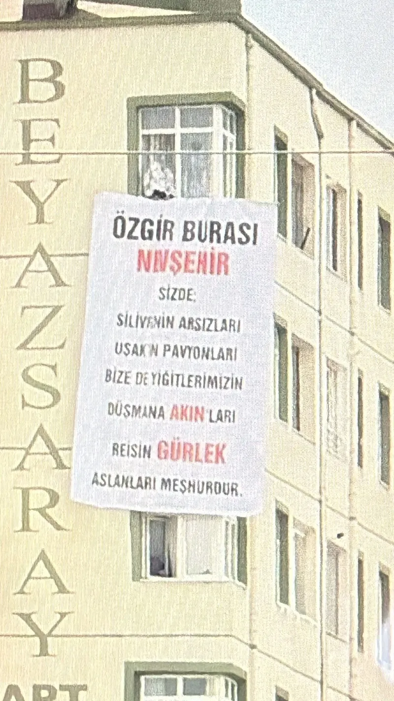 chpli-ozgur-ozele-nevsehirde-pankart-soku-yolsuzluk-ve-pavyon-gondermesi-gorunce-kuplere-mi-bindi-1775917998164.jpeg CHP'li Özgür Özel'i Nevşehir'de küplere bindiren pankart: Yolsuzluk ve pavyon göndermesi | "Nasıl izin verirsiniz?" çıkışı-3