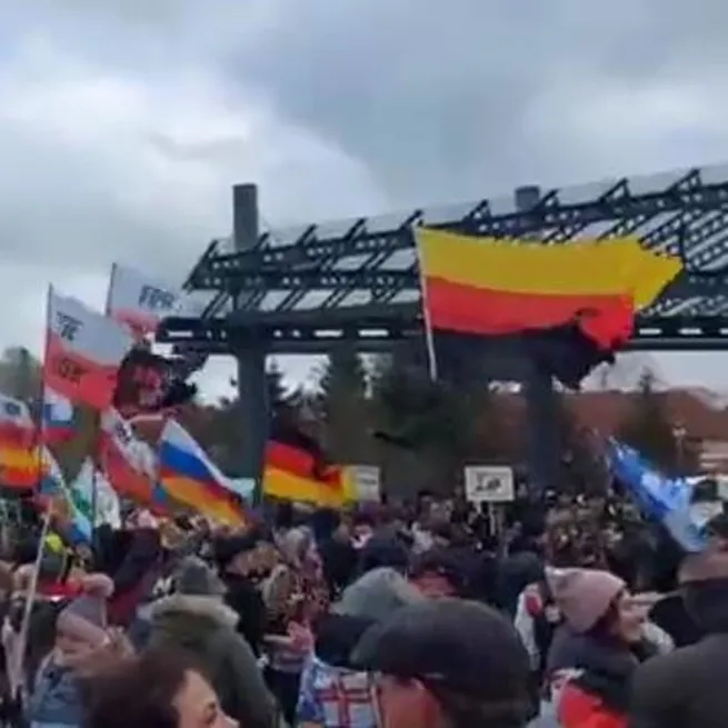 ABDnin Almanyadaki hava üssünde protesto! Binlerce kişi Amerikalı evine git sloganı attı