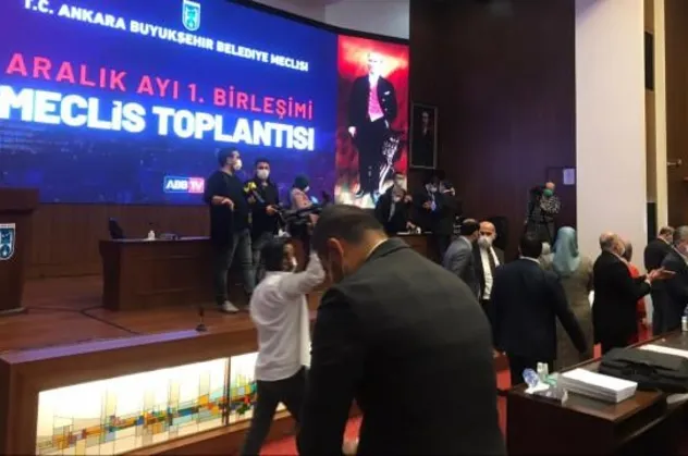 Demokrasi çığırtkanı CHP'de bir skandal daha! Mansur Yavaş Meclis üyelerinin konuşmasına izin vermedi