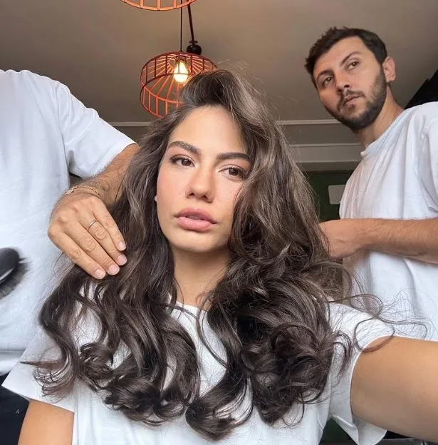 demet-ozdemir-guzellik-sirlarini-paylasti-rapunzel-gibi-upuzun-ve-parlak-saclarinin-sirri-1715281042442.jpg
