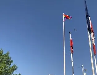 AB’nin Irak Büyükelçiliğine LGBT bayrağı çekildi!