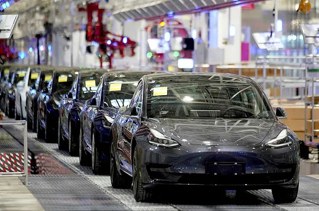 Tesla 54 bin otomobilini geri çağırıyor