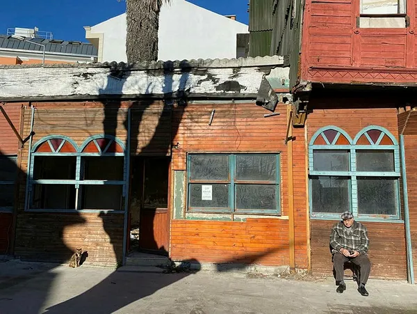 yesilcamin-kotu-adami-erol-tasin-kahvehanesi-harabeye-dondu-son-hali-icler-acisi-1673283206189.jpg Yeşilçam’ın kötü adamı Erol Taş’ın kahvehanesi kapandı! Son hali içler acısı...-5